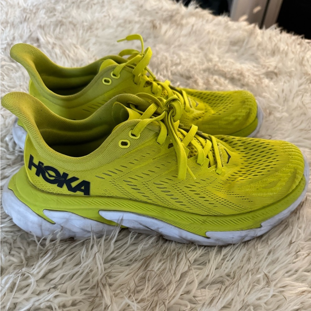Hoka One One W Clifton Edge in color citrus
